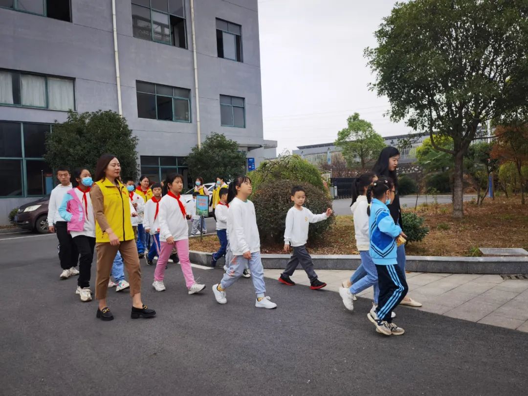 “愛心守護 希望同行”，10月30日，德博科技工會組織開展了關愛留守兒童活動，為萍鄉23名留守兒童送去愛心慰問及祝福。